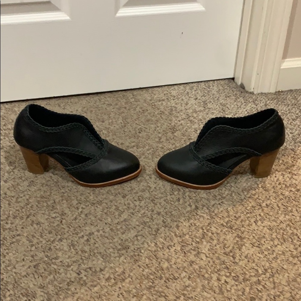 Elf black leather cut out bootie boots size 6.5 fits more like a 7.5